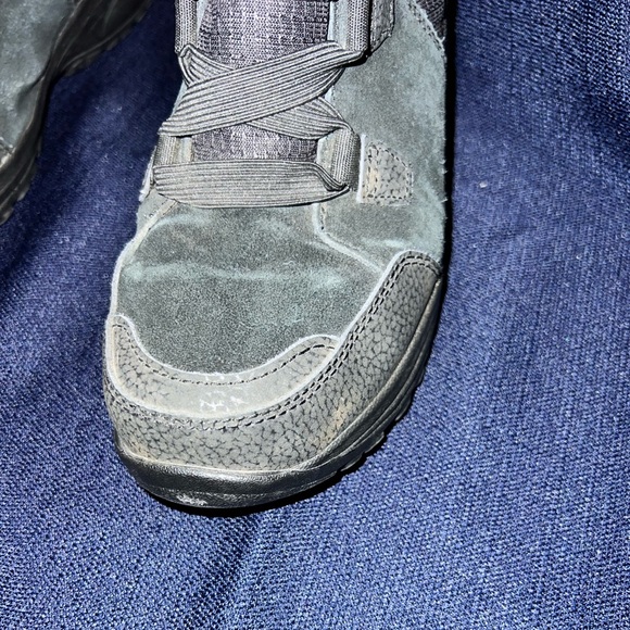 Columbia women size 6 1/2 worn but in good condition - Picture 2 of 6